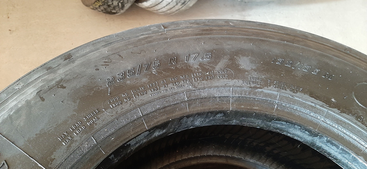 Gebrauchte FireStone FS 400 Reifen ohne Felgen, 235 / 75 R17,5 Artikel - Nr. : 81.99999 - 9999 - צמיג עבור משאית: תמונה 5 Gebrauchte FireStone FS 400 Reifen ohne Felgen, 235 / 75 R17,5 Artikel - Nr. : 81.99999 - 9999 - צמיג עבור משאית: תמונה 5