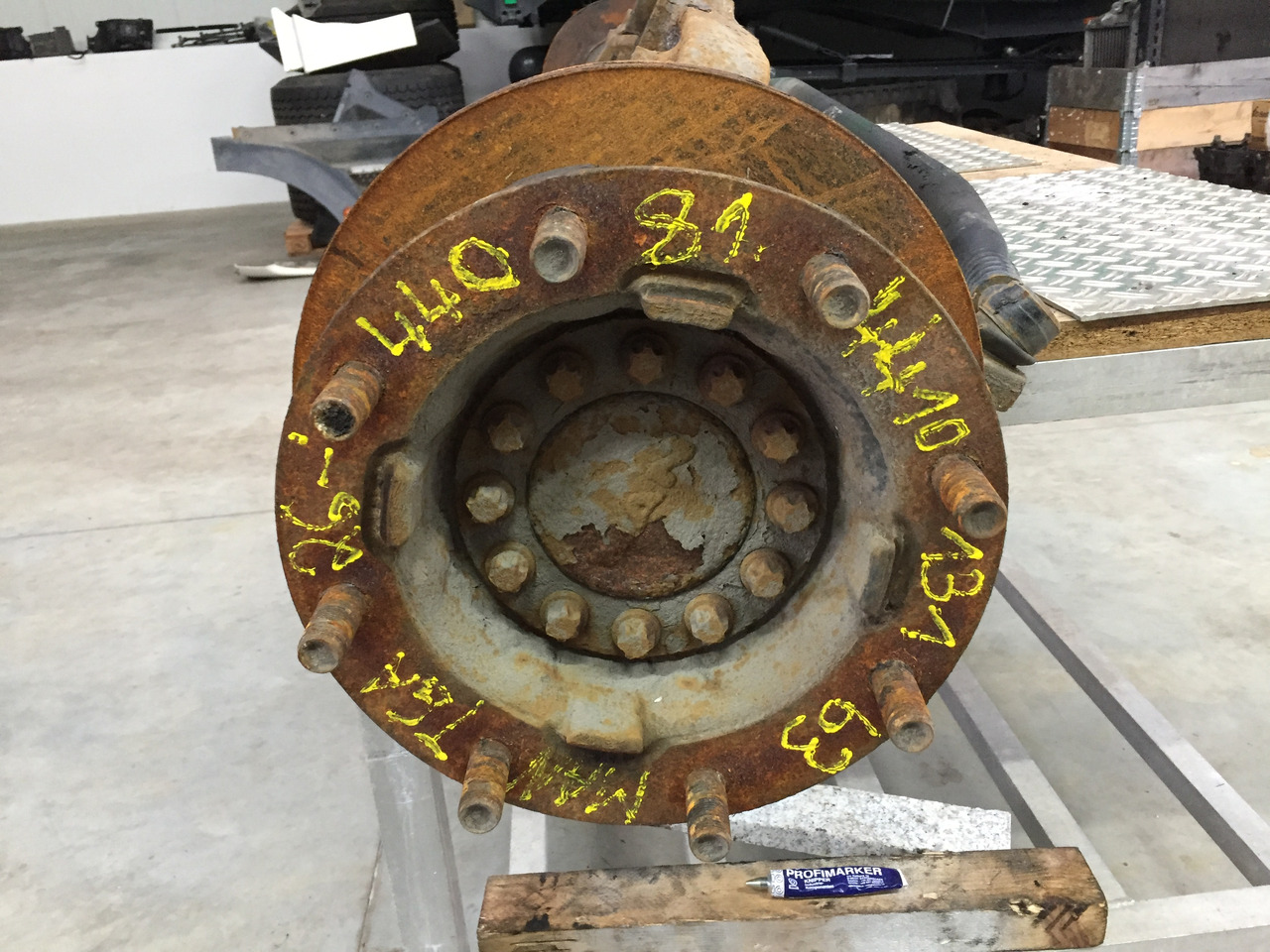 Gebrauchte Hinterachse MAN TGA 26.440, Typ : VOK - 08 - 01, Artikel - Nr. : 81.44001 - 7045 - סרן אחורי עבור משאית: תמונה 2 Gebrauchte Hinterachse MAN TGA 26.440, Typ : VOK - 08 - 01, Artikel - Nr. : 81.44001 - 7045 - סרן אחורי עבור משאית: תמונה 2