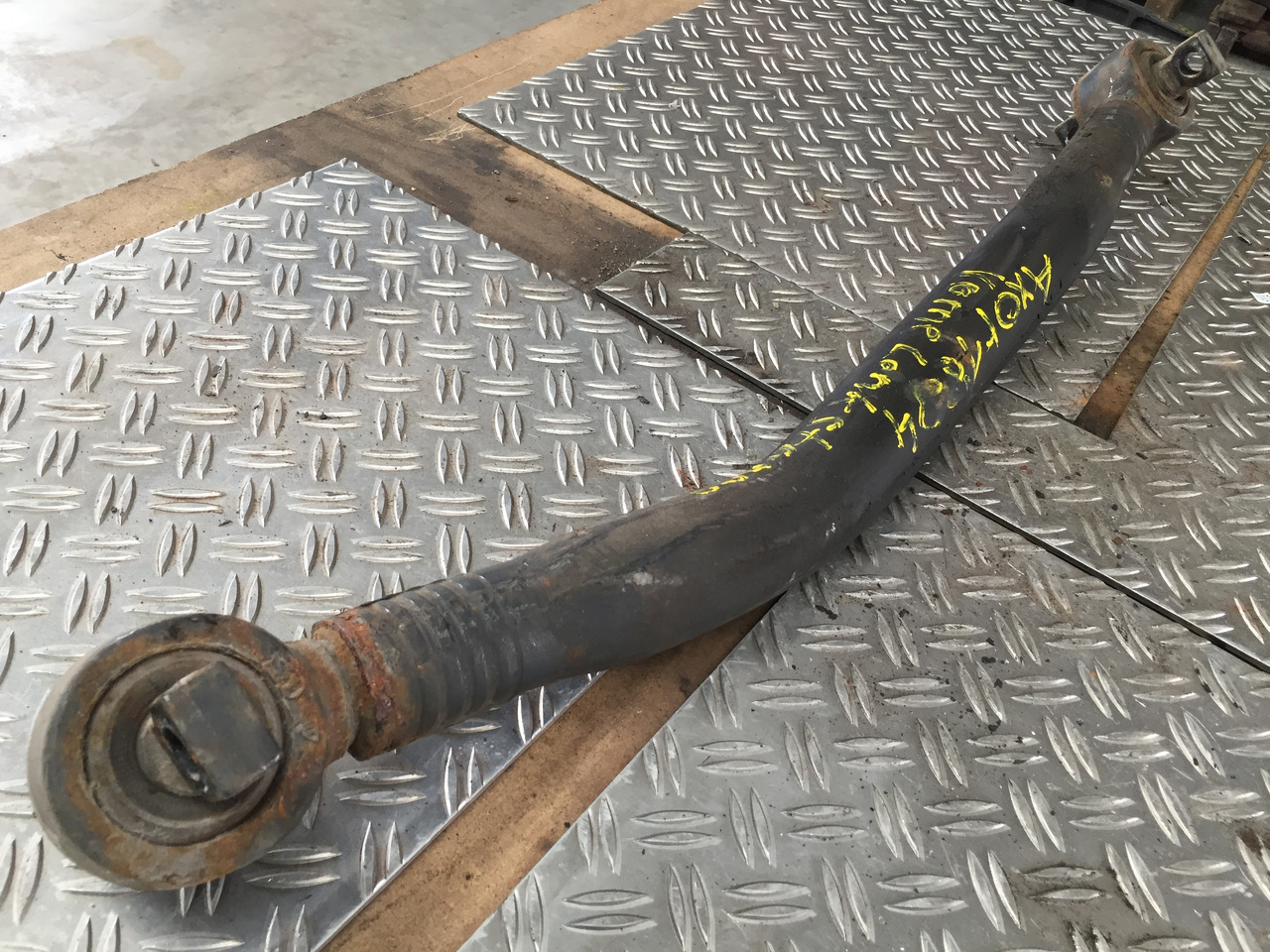 Gebrauchter Querlenker Vorderachse, DB Axor 1824, Euro 5, Artikel - Nr.: A 941 330 00 07 - מתלה עבור משאית: תמונה 1 Gebrauchter Querlenker Vorderachse, DB Axor 1824, Euro 5, Artikel - Nr.: A 941 330 00 07 - מתלה עבור משאית: תמונה 1