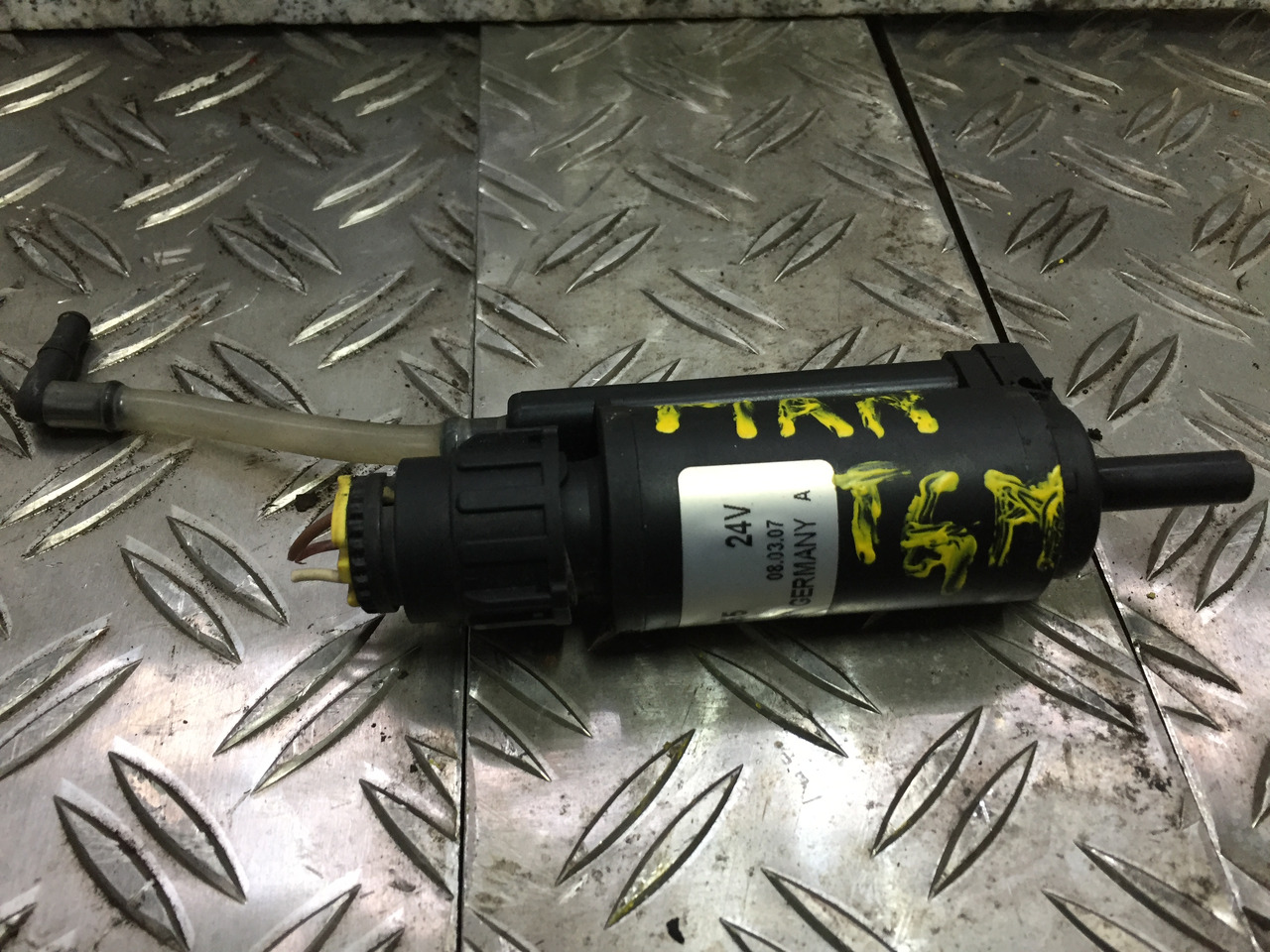 Gebrauchter Scheibenwaschmotor MAN TGM 15.280, Artikel - Nr.: 81.26485-6033 - שמשה קדמית עבור משאית: תמונה 1 Gebrauchter Scheibenwaschmotor MAN TGM 15.280, Artikel - Nr.: 81.26485-6033 - שמשה קדמית עבור משאית: תמונה 1