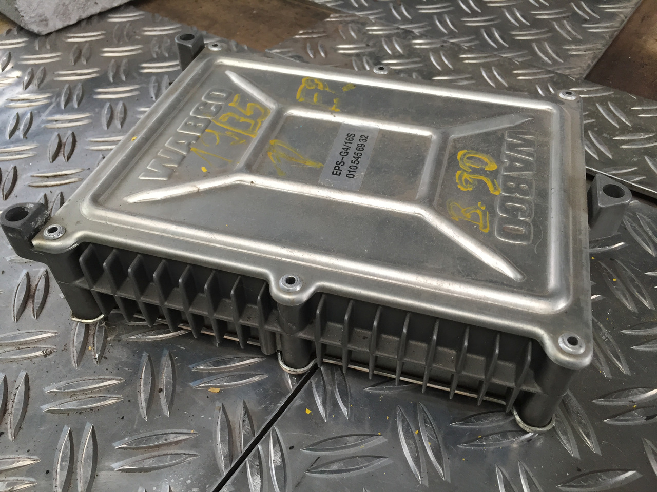 Gebrauchtes DB 1935 SK WABCO - Steuergerät, EBS 4S / 4 M, Artikel - Nr. : 446 100 0130 - ECU עבור משאית: תמונה 1 Gebrauchtes DB 1935 SK WABCO - Steuergerät, EBS 4S / 4 M, Artikel - Nr. : 446 100 0130 - ECU עבור משאית: תמונה 1