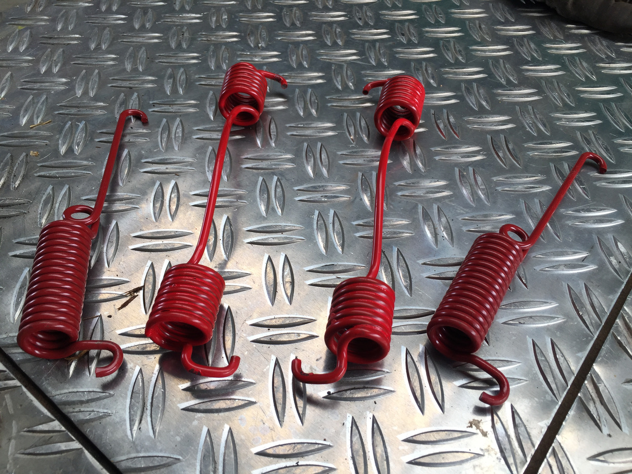 Neuwertige MAN L 2000 Zugfeder, Hinterachse Bremse , Artikel - Nr. : 81.97610 - 0224 - מתלה עבור משאית: תמונה 3 Neuwertige MAN L 2000 Zugfeder, Hinterachse Bremse , Artikel - Nr. : 81.97610 - 0224 - מתלה עבור משאית: תמונה 3