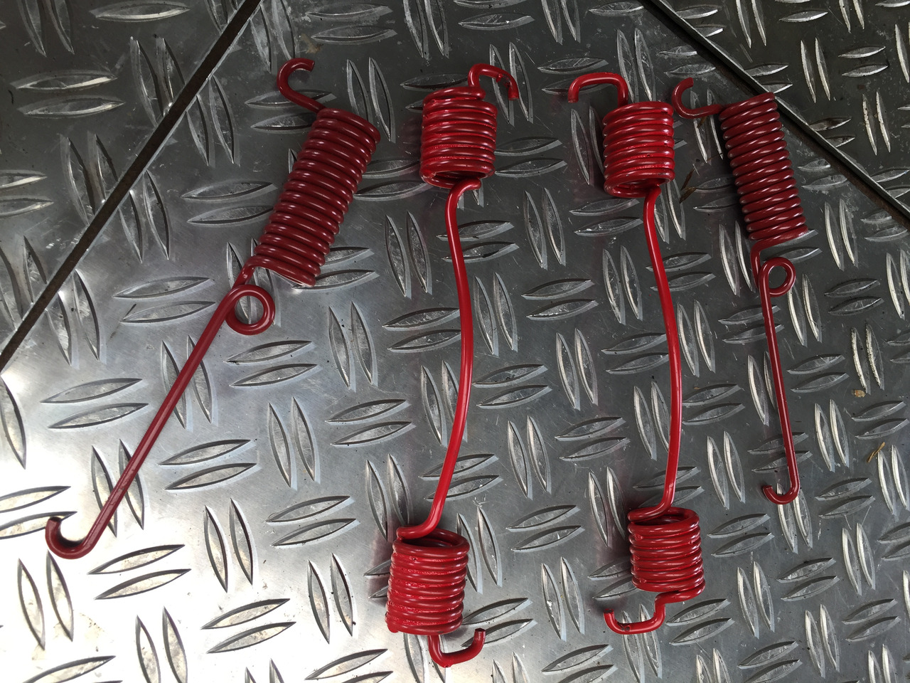 Neuwertige MAN L 2000 Zugfeder, Hinterachse Bremse , Artikel - Nr. : 81.97610 - 0224 - מתלה עבור משאית: תמונה 2 Neuwertige MAN L 2000 Zugfeder, Hinterachse Bremse , Artikel - Nr. : 81.97610 - 0224 - מתלה עבור משאית: תמונה 2