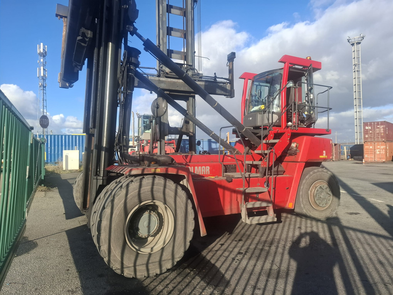 KALMAR DCG 100 45 ES7 - מפעיל מכולות: תמונה 1 KALMAR DCG 100 45 ES7 - מפעיל מכולות: תמונה 1