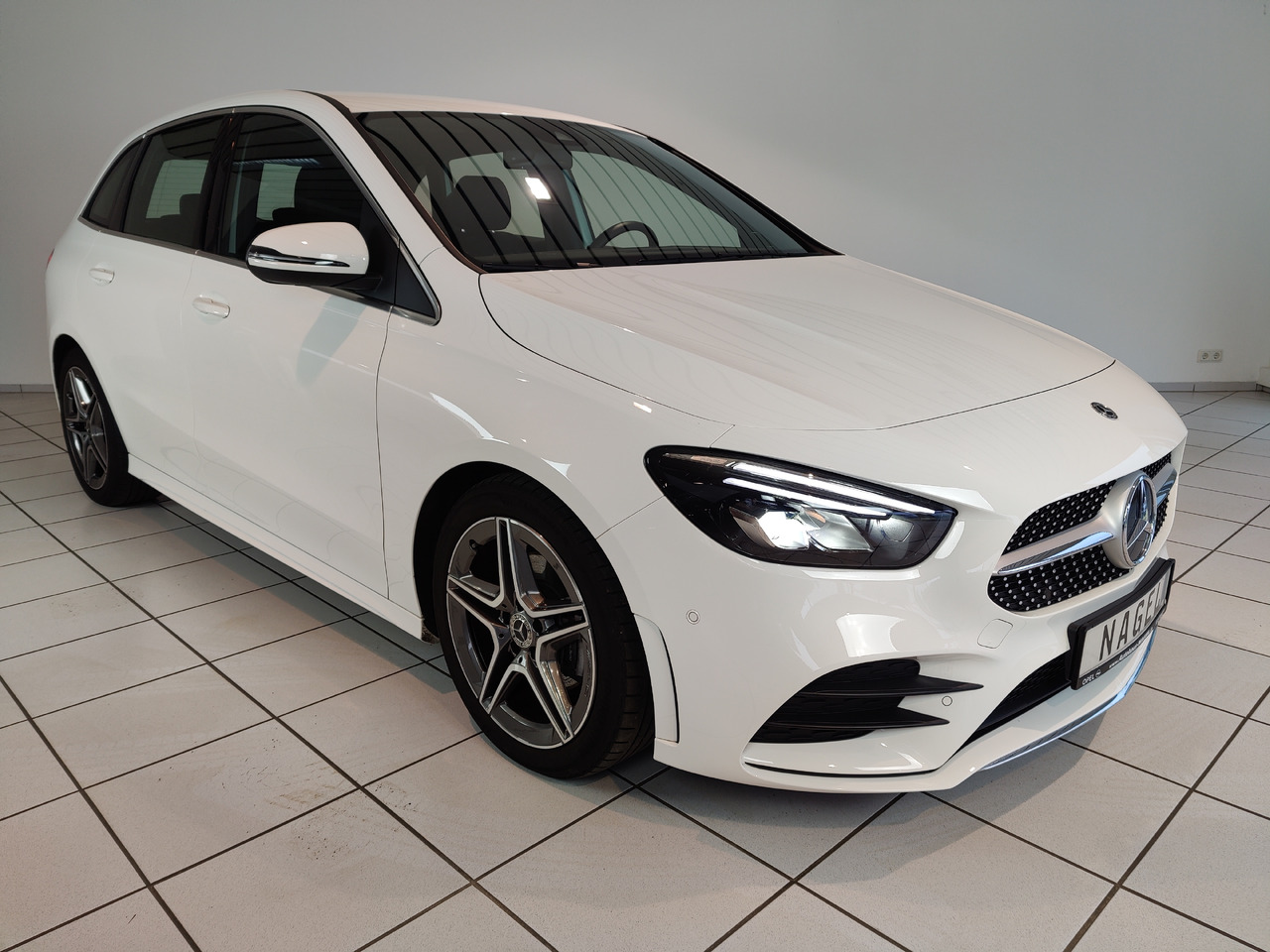 Mercedes-Benz B 200 d 8G-DCT AMG Line Kam Navi SHZ LED - מכונית: תמונה 2 Mercedes-Benz B 200 d 8G-DCT AMG Line Kam Navi SHZ LED - מכונית: תמונה 2