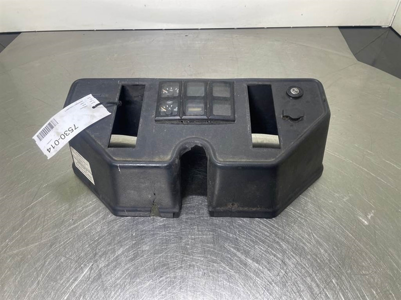 Ahlmann AZ6 - Dashboard/Console/Konsole - תא ופנים הרכב עבור מכונת בנייה: תמונה 1 Ahlmann AZ6 - Dashboard/Console/Konsole - תא ופנים הרכב עבור מכונת בנייה: תמונה 1