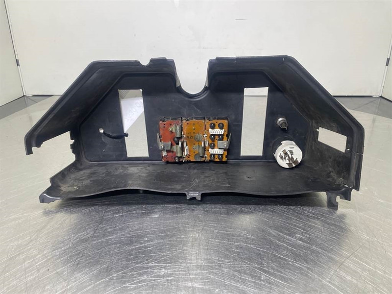 Ahlmann AZ6 - Dashboard/Console/Konsole - תא ופנים הרכב עבור מכונת בנייה: תמונה 5 Ahlmann AZ6 - Dashboard/Console/Konsole - תא ופנים הרכב עבור מכונת בנייה: תמונה 5
