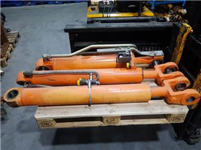 FIAT-HITACHI W 170 - Lifting cylinder/Hubzylinder/Hefcilinder - חלקי הידרוליקה: תמונה 1 FIAT-HITACHI W 170 - Lifting cylinder/Hubzylinder/Hefcilinder - חלקי הידרוליקה: תמונה 1