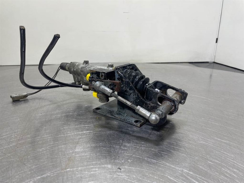 Liebherr L514-7621940-Brake cylinder/Bremszylinder - חלקי בלמים עבור מכונת בנייה: תמונה 2 Liebherr L514-7621940-Brake cylinder/Bremszylinder - חלקי בלמים עבור מכונת בנייה: תמונה 2