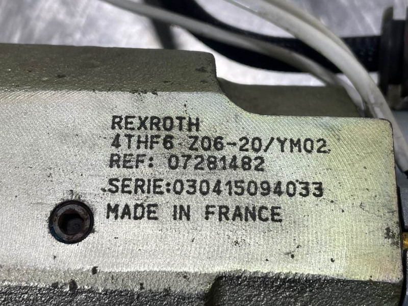 Liebherr L514 Speeder-9841474/5716042-Joystick/Steuergriff - מערכת חשמל עבור מכונת בנייה: תמונה 4 Liebherr L514 Speeder-9841474/5716042-Joystick/Steuergriff - מערכת חשמל עבור מכונת בנייה: תמונה 4