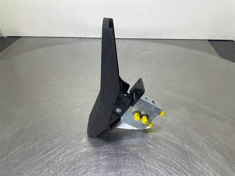 Mecalac 12MTX-5270642-Control pedal boom - חלקי הידרוליקה עבור מכונת בנייה: תמונה 2 Mecalac 12MTX-5270642-Control pedal boom - חלקי הידרוליקה עבור מכונת בנייה: תמונה 2