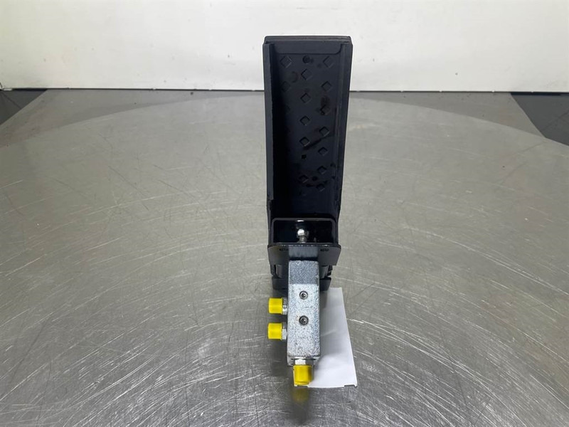 Mecalac 12MTX-5270642-Control pedal boom - חלקי הידרוליקה עבור מכונת בנייה: תמונה 4 Mecalac 12MTX-5270642-Control pedal boom - חלקי הידרוליקה עבור מכונת בנייה: תמונה 4