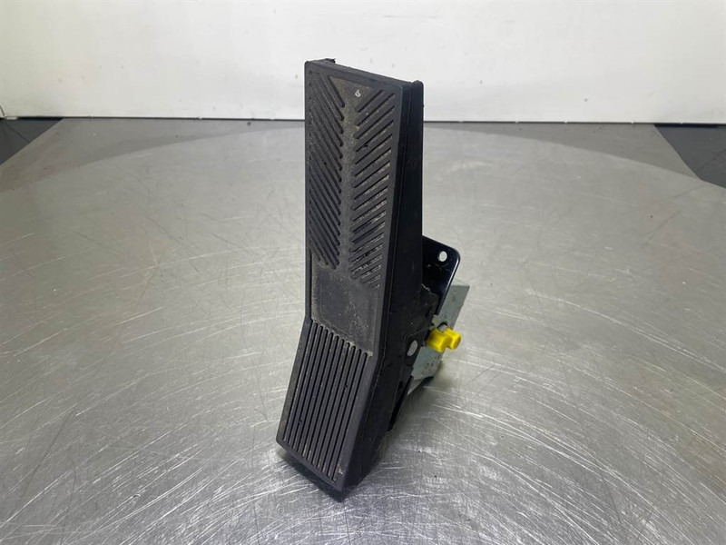 Mecalac 12MTX-5270642-Control pedal boom - חלקי הידרוליקה עבור מכונת בנייה: תמונה 1 Mecalac 12MTX-5270642-Control pedal boom - חלקי הידרוליקה עבור מכונת בנייה: תמונה 1