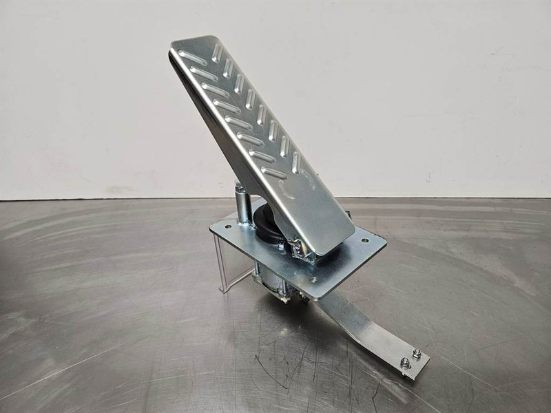 Terex TL/SKL/SKS-5692657905-Gas pedal - תא ופנים הרכב עבור מכונת בנייה: תמונה 1 Terex TL/SKL/SKS-5692657905-Gas pedal - תא ופנים הרכב עבור מכונת בנייה: תמונה 1
