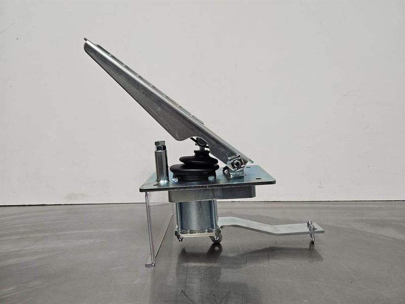Terex TL/SKL/SKS-5692657905-Gas pedal - תא ופנים הרכב עבור מכונת בנייה: תמונה 2 Terex TL/SKL/SKS-5692657905-Gas pedal - תא ופנים הרכב עבור מכונת בנייה: תמונה 2