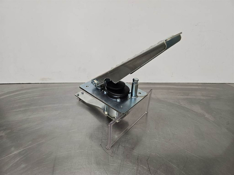 Terex TL/SKL/SKS-5692657905-Gas pedal - תא ופנים הרכב עבור מכונת בנייה: תמונה 5 Terex TL/SKL/SKS-5692657905-Gas pedal - תא ופנים הרכב עבור מכונת בנייה: תמונה 5