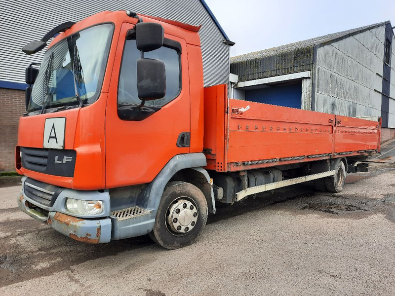 DAF LF45.220 - משאית צד נופל/ שטוחה: תמונה 1 DAF LF45.220 - משאית צד נופל/ שטוחה: תמונה 1
