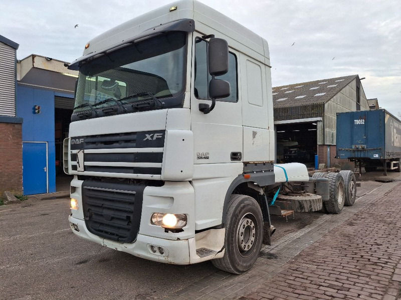 DAF XF 105.460 - משאית עם שלדת תא: תמונה 1 DAF XF 105.460 - משאית עם שלדת תא: תמונה 1