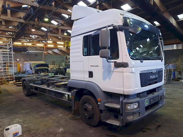 MAN TGM 15.290 4X2 LL - מוביל מכולות/ משאית החלפת גוף: תמונה 4 MAN TGM 15.290 4X2 LL - מוביל מכולות/ משאית החלפת גוף: תמונה 4