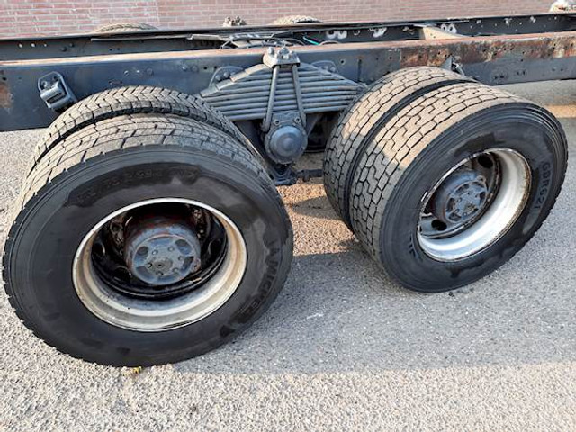 Volvo F 12 6*4 STEEL SUSPENSION - משאית עם שלדת תא: תמונה 2 Volvo F 12 6*4 STEEL SUSPENSION - משאית עם שלדת תא: תמונה 2