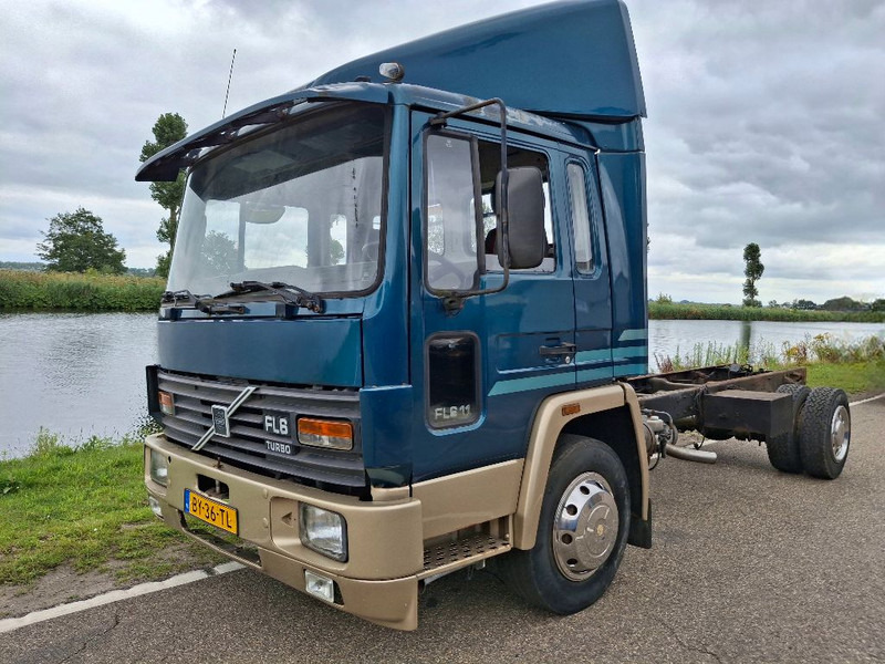 Volvo FL611 - משאית עם שלדת תא: תמונה 1 Volvo FL611 - משאית עם שלדת תא: תמונה 1