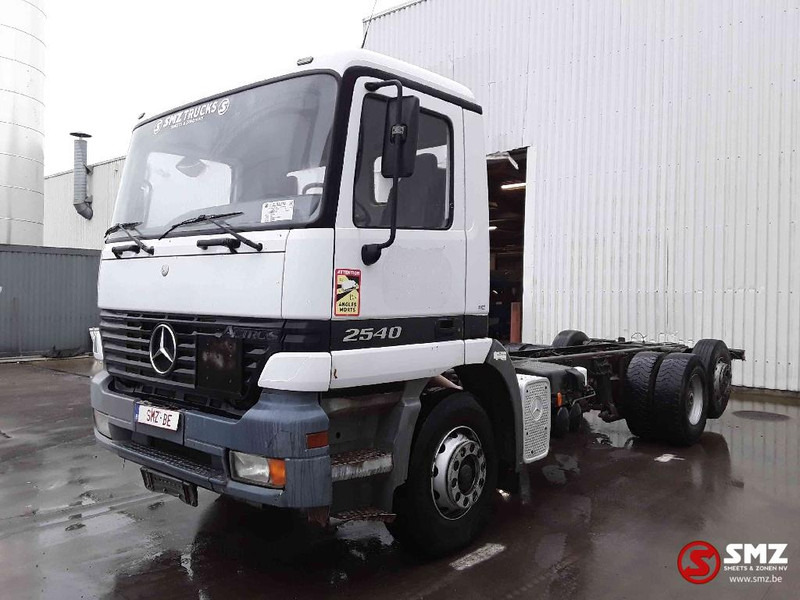 Mercedes-Benz Actros 2540 6x2 francais - משאית עם שלדת תא: תמונה 3 Mercedes-Benz Actros 2540 6x2 francais - משאית עם שלדת תא: תמונה 3