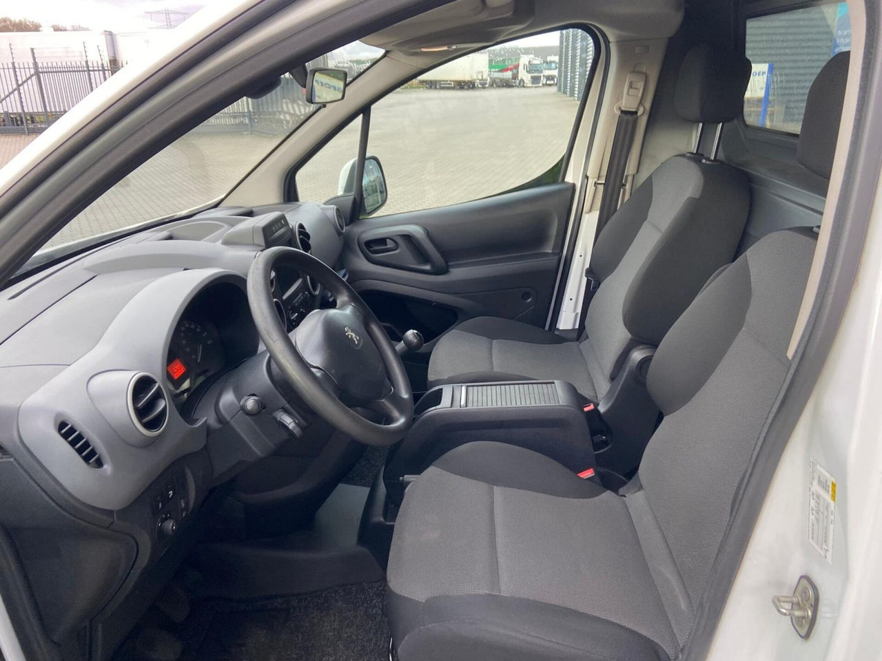 Peugeot Partner Parkeersensoren + Navigatie Kasten - כלי רכב מסחרי קטן: תמונה 5 Peugeot Partner Parkeersensoren + Navigatie Kasten - כלי רכב מסחרי קטן: תמונה 5