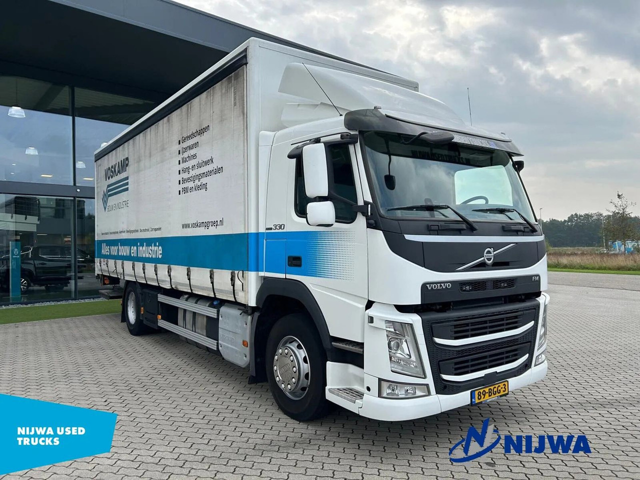Volvo FM 330 Schuifzeil + Laadklep - משאית וילונות צד: תמונה 2 Volvo FM 330 Schuifzeil + Laadklep - משאית וילונות צד: תמונה 2