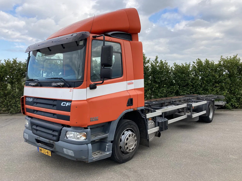 DAF CF65.180 Euro3 Manual / Laadklep - משאית עם שלדת תא: תמונה 2 DAF CF65.180 Euro3 Manual / Laadklep - משאית עם שלדת תא: תמונה 2