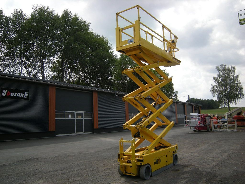 Genie GS 2632, Scherenarbeitsbühne Genie 10 m - פלטפורמה אווירית מותקנת על משאית: תמונה 2 Genie GS 2632, Scherenarbeitsbühne Genie 10 m - פלטפורמה אווירית מותקנת על משאית: תמונה 2