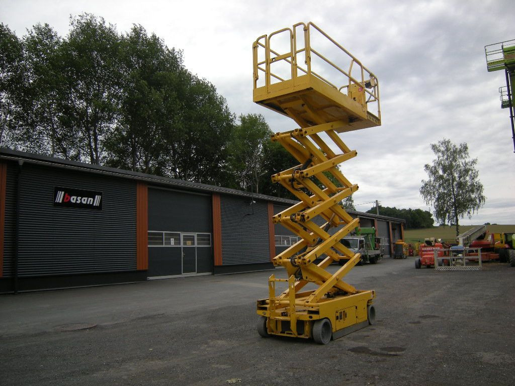 Genie GS 3246, Scherenarbeitsbühne Genie 11,9 m - פלטפורמה אווירית מותקנת על משאית: תמונה 1 Genie GS 3246, Scherenarbeitsbühne Genie 11,9 m - פלטפורמה אווירית מותקנת על משאית: תמונה 1