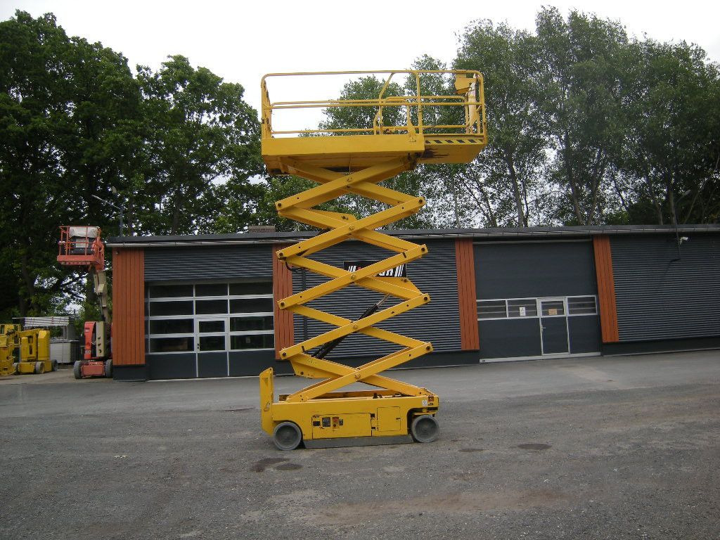 Genie GS 3246, Scherenarbeitsbühne Genie 11,9 m - פלטפורמה אווירית מותקנת על משאית: תמונה 2 Genie GS 3246, Scherenarbeitsbühne Genie 11,9 m - פלטפורמה אווירית מותקנת על משאית: תמונה 2