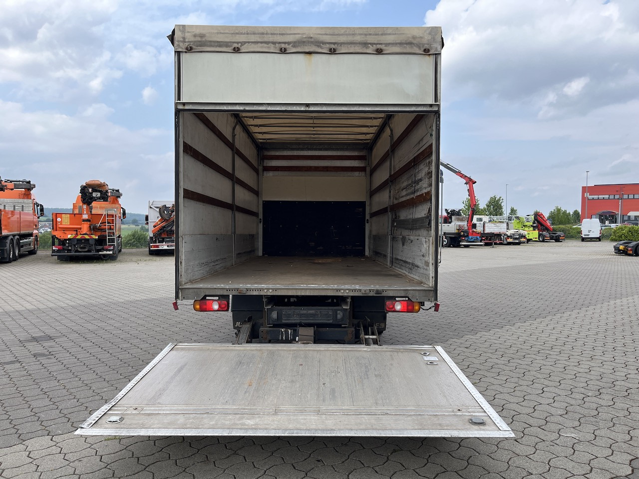 FUSO Canter 7C18 4x2 Ladebordwand Getriebeschaden - כלי רכב מסחרי עם וילונות צד: תמונה 3 FUSO Canter 7C18 4x2 Ladebordwand Getriebeschaden - כלי רכב מסחרי עם וילונות צד: תמונה 3
