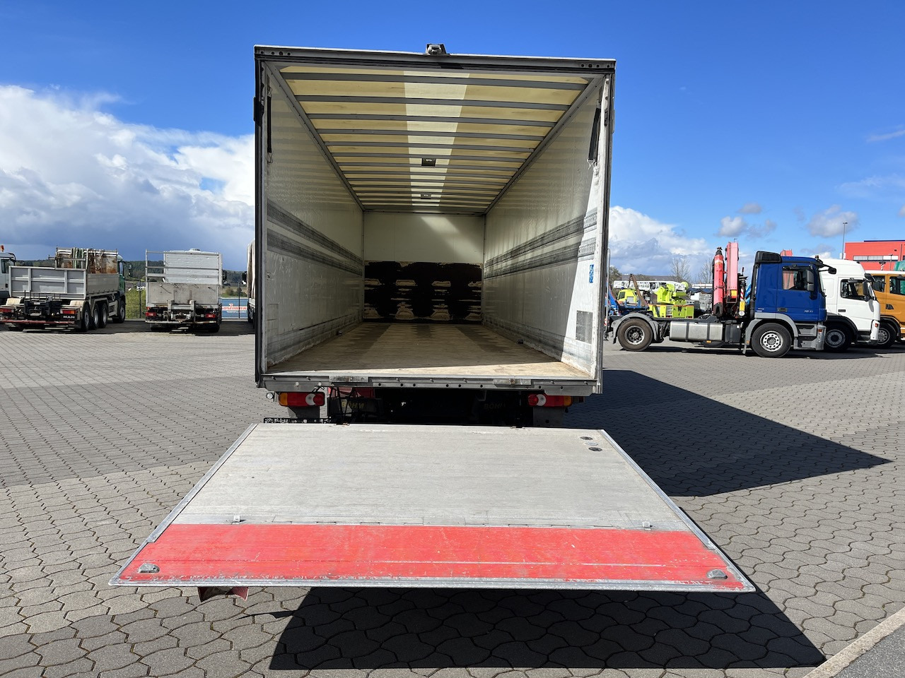 Iveco 120E25 Eurocargo 4x2 Koffer | Ladebordwand - משאית תיבה: תמונה 2 Iveco 120E25 Eurocargo 4x2 Koffer | Ladebordwand - משאית תיבה: תמונה 2