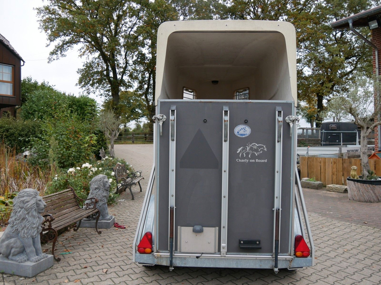 Blomert 1,5 Pferde Holz Poly - קרון נגרר להובלת בעלי חיים: תמונה 2 Blomert 1,5 Pferde Holz Poly - קרון נגרר להובלת בעלי חיים: תמונה 2