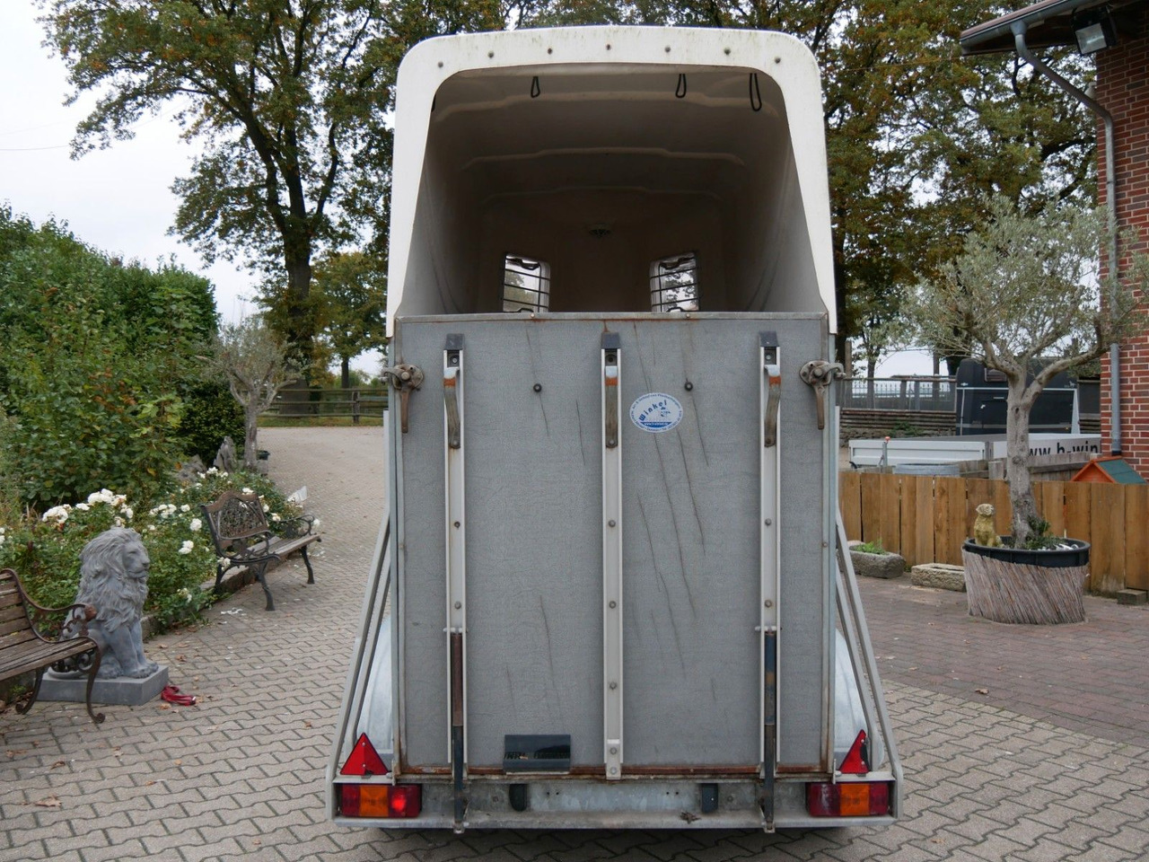 Blomert 1,5 Pferde mit Sattelkammer - קרון נגרר להובלת בעלי חיים: תמונה 2 Blomert 1,5 Pferde mit Sattelkammer - קרון נגרר להובלת בעלי חיים: תמונה 2