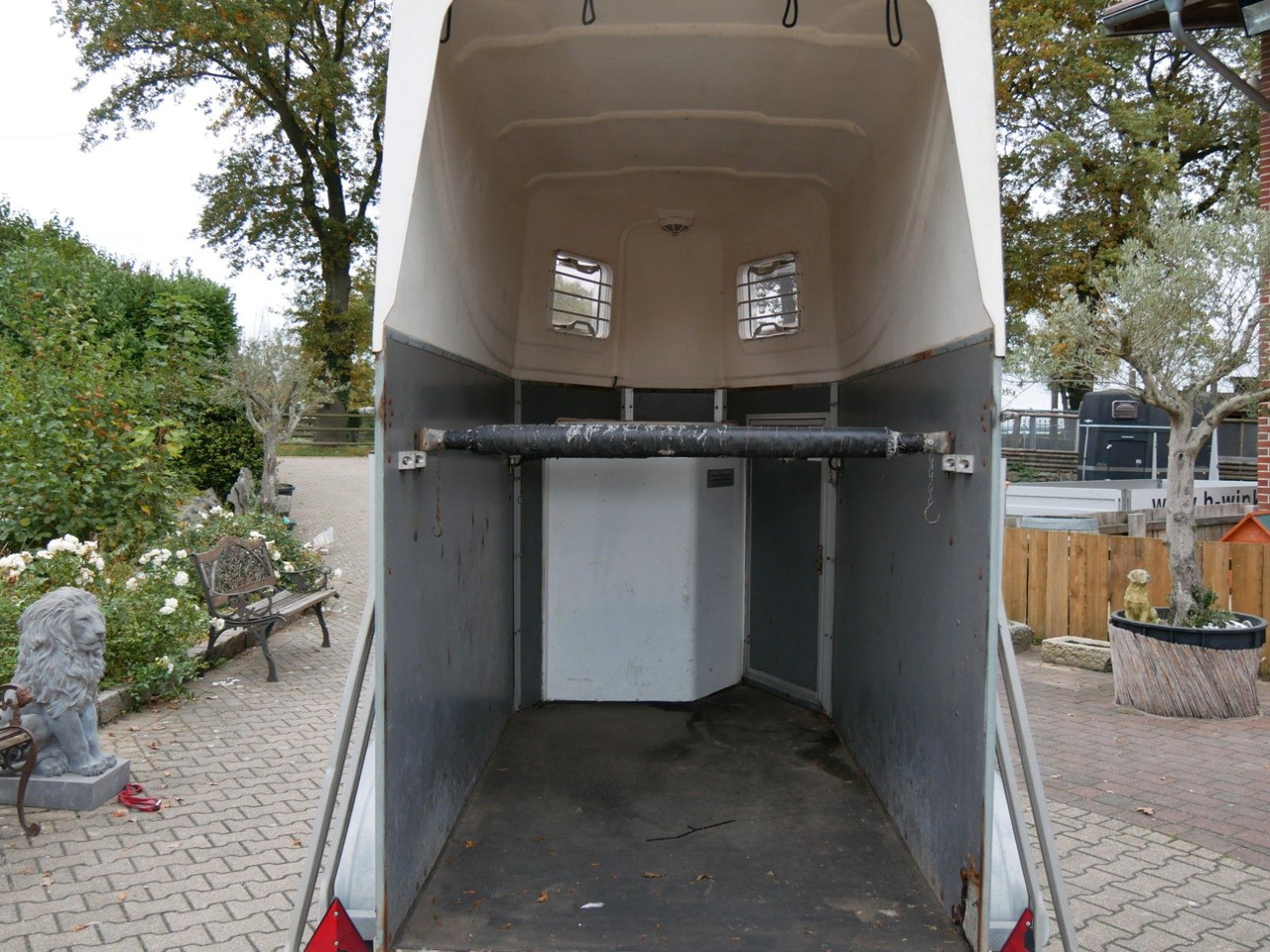 Blomert 1,5 Pferde mit Sattelkammer - קרון נגרר להובלת בעלי חיים: תמונה 3 Blomert 1,5 Pferde mit Sattelkammer - קרון נגרר להובלת בעלי חיים: תמונה 3