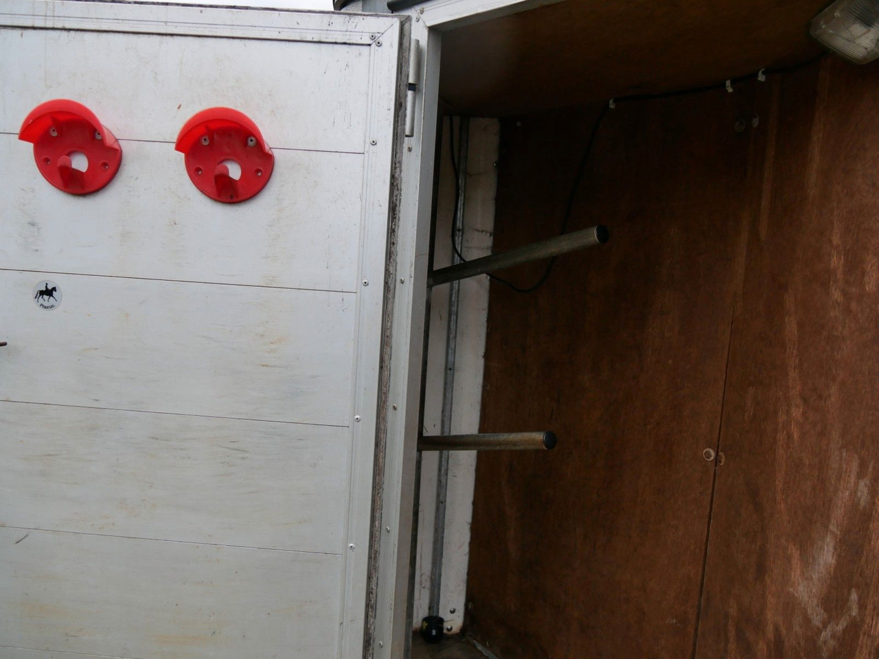 Böckmann Alu 2 Pferde mit Sattelkammer - קרון נגרר להובלת בעלי חיים: תמונה 3 Böckmann Alu 2 Pferde mit Sattelkammer - קרון נגרר להובלת בעלי חיים: תמונה 3