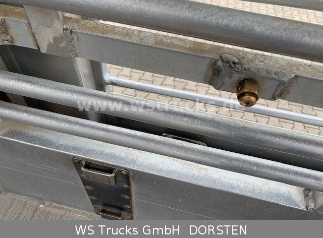 Finkl 3 Stock Ausahrbares Dach Vollalu Typ 2 - סמיטריילר להובלת בעלי חיים: תמונה 4 Finkl 3 Stock Ausahrbares Dach Vollalu Typ 2 - סמיטריילר להובלת בעלי חיים: תמונה 4