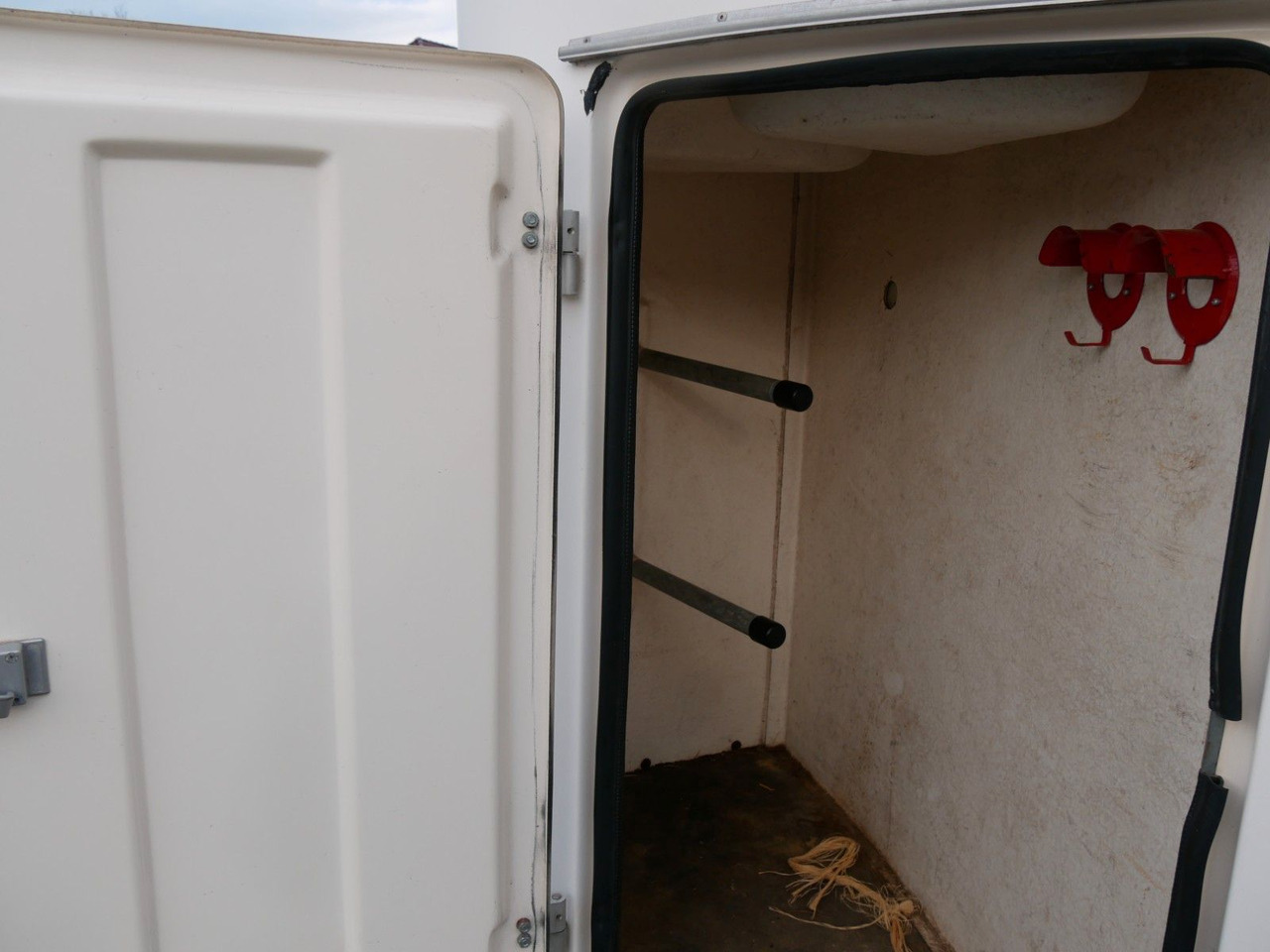 Sluis Vollpoly 2 Pferde mit Sattelkammer - קרון נגרר להובלת בעלי חיים: תמונה 3 Sluis Vollpoly 2 Pferde mit Sattelkammer - קרון נגרר להובלת בעלי חיים: תמונה 3