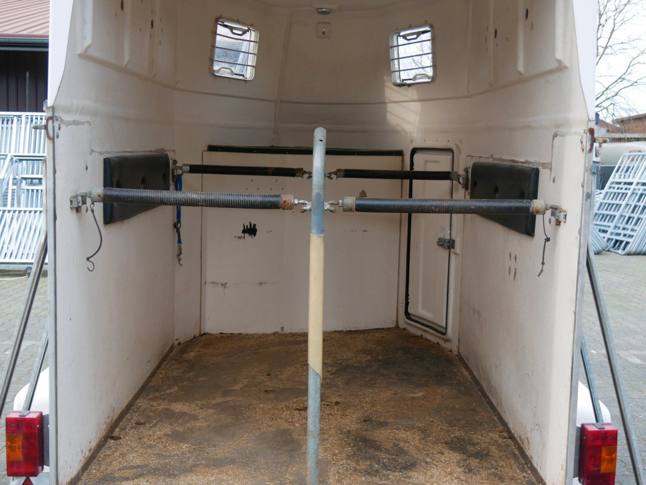 Sluis Vollpoly 2 Pferde mit Sattelkammer - קרון נגרר להובלת בעלי חיים: תמונה 5 Sluis Vollpoly 2 Pferde mit Sattelkammer - קרון נגרר להובלת בעלי חיים: תמונה 5