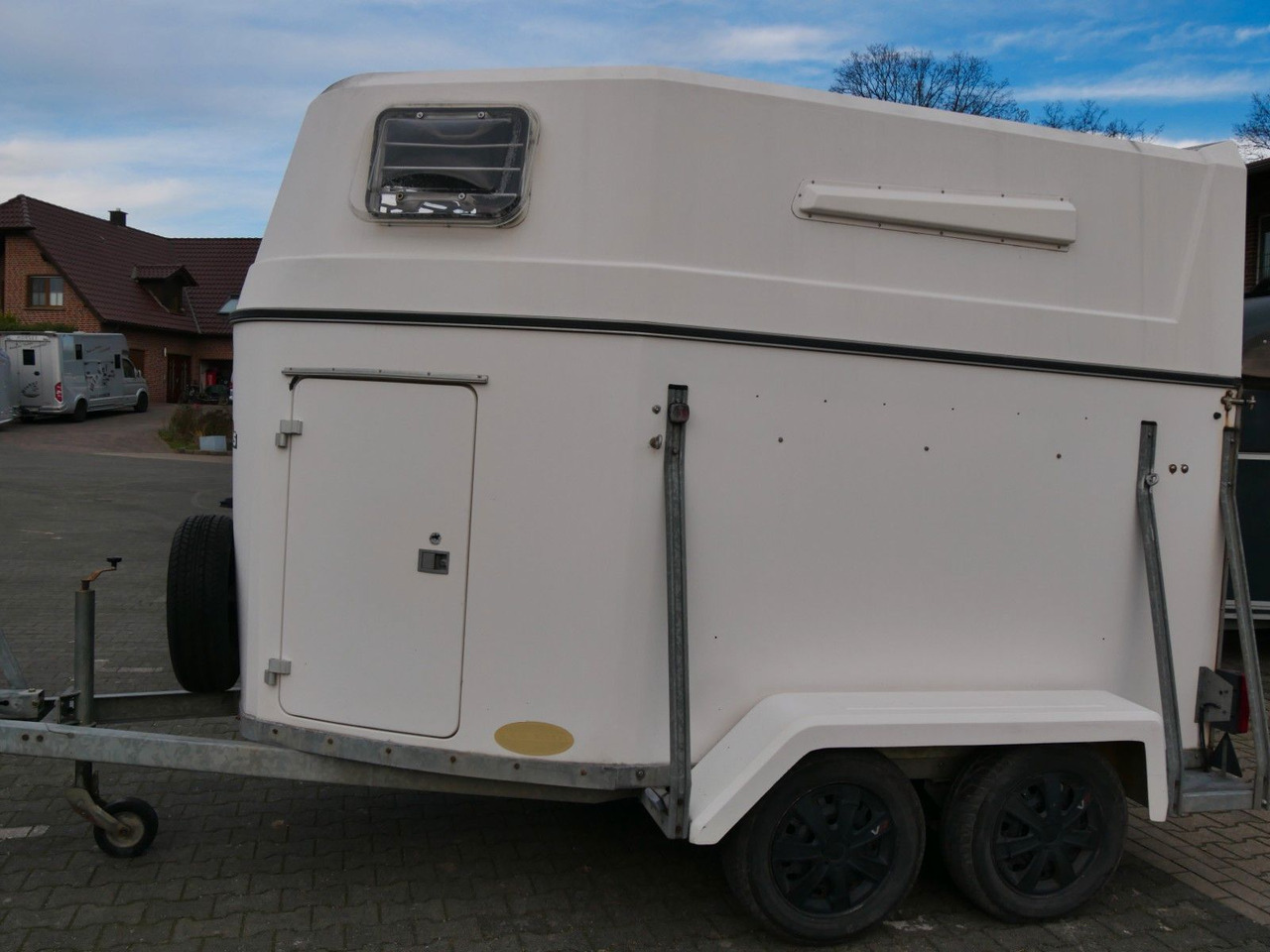 Sluis Vollpoly 2 Pferde mit Sattelkammer - קרון נגרר להובלת בעלי חיים: תמונה 2 Sluis Vollpoly 2 Pferde mit Sattelkammer - קרון נגרר להובלת בעלי חיים: תמונה 2