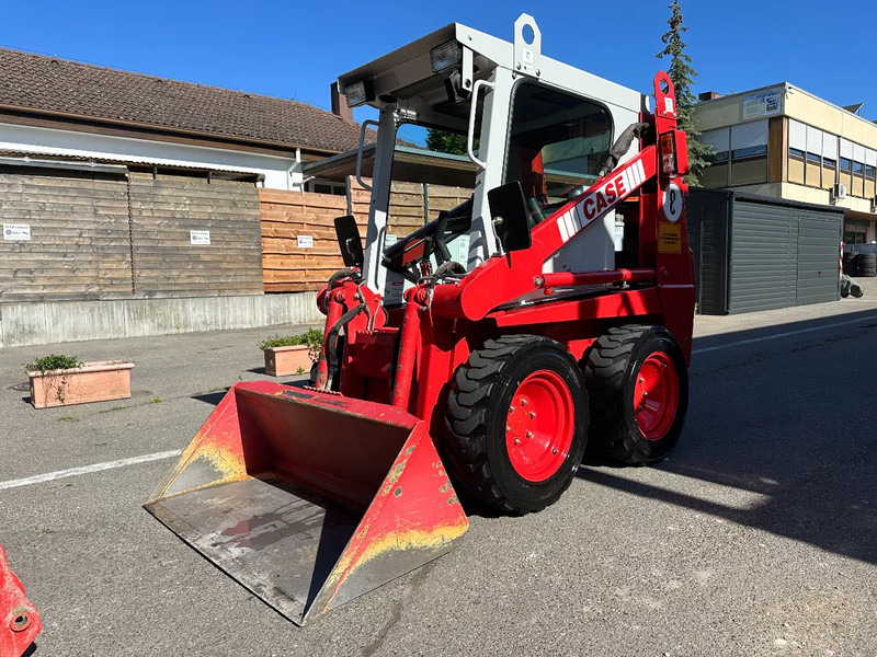 Case 1825 4x4 KOMPAKT / UNILADER mit Schaufel / Gabel - מעמיס רצועות קומפקטי: תמונה 4 Case 1825 4x4 KOMPAKT / UNILADER mit Schaufel / Gabel - מעמיס רצועות קומפקטי: תמונה 4