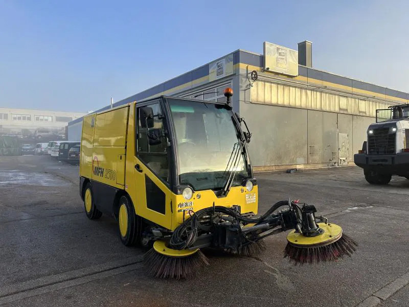 Diversen MFH 2500 Kehrmaschine Klima 3 Besen AEBI MATEC MFH 2500 Kehrmaschine Klima 3 Besen - מטאטא תעשייתי: תמונה 2 Diversen MFH 2500 Kehrmaschine Klima 3 Besen AEBI MATEC MFH 2500 Kehrmaschine Klima 3 Besen - מטאטא תעשייתי: תמונה 2