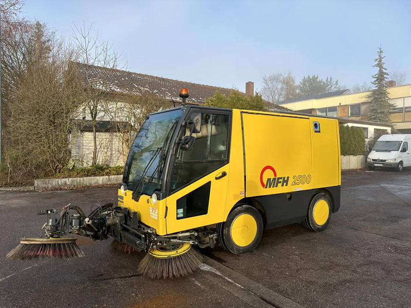 Diversen MFH 2500 Kehrmaschine Klima 3 Besen AEBI MATEC MFH 2500 Kehrmaschine Klima 3 Besen - מטאטא תעשייתי: תמונה 4 Diversen MFH 2500 Kehrmaschine Klima 3 Besen AEBI MATEC MFH 2500 Kehrmaschine Klima 3 Besen - מטאטא תעשייתי: תמונה 4