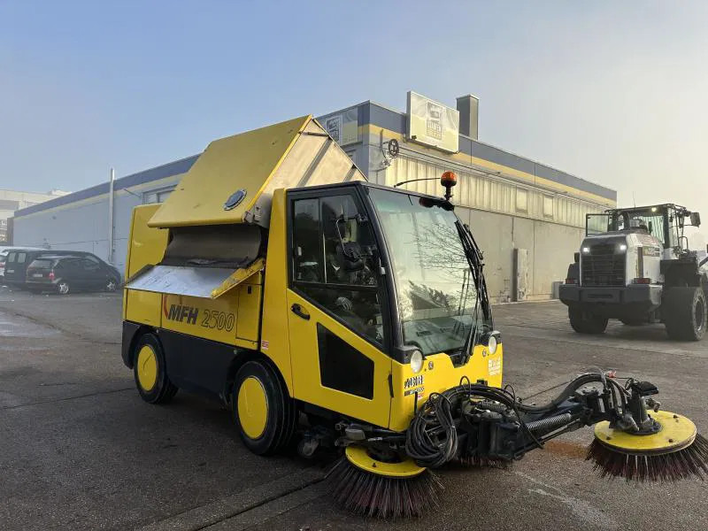 Diversen MFH 2500 Kehrmaschine Klima 3 Besen AEBI MATEC MFH 2500 Kehrmaschine Klima 3 Besen - מטאטא תעשייתי: תמונה 1 Diversen MFH 2500 Kehrmaschine Klima 3 Besen AEBI MATEC MFH 2500 Kehrmaschine Klima 3 Besen - מטאטא תעשייתי: תמונה 1