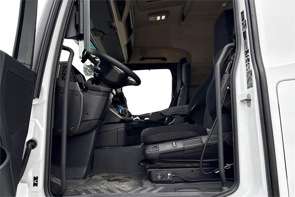Interior photo 1: משאית הרמת וו Mercedes-Benz AROCS 3253 8x4 Koukkuauto
