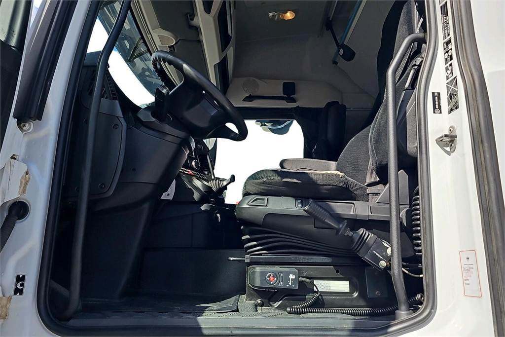 Interior photo 1: מזהיר Mercedes-Benz AROCS 3758 L 8x4