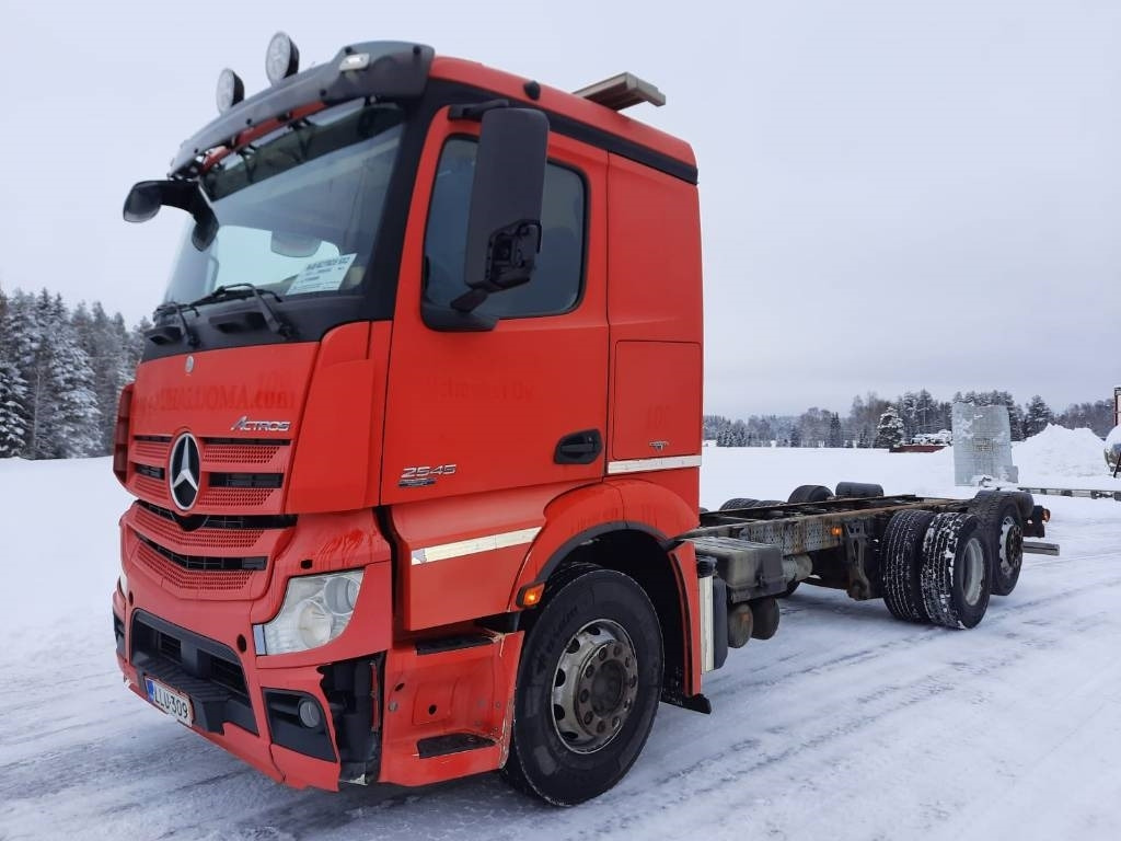Mercedes-Benz Actros 2545 - משאית עם שלדת תא: תמונה 1 Mercedes-Benz Actros 2545 - משאית עם שלדת תא: תמונה 1