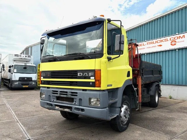 DAF 65 -180ATI 4x4 FULL STEEL 3-WAY KIPPER AND PALFINGER CRANE (EURO 2 / MANUAL GEARBOX / FULL STEEL SUSPENSION / ETC.) - מזהיר, משאית מנוף: תמונה 1 DAF 65 -180ATI 4x4 FULL STEEL 3-WAY KIPPER AND PALFINGER CRANE (EURO 2 / MANUAL GEARBOX / FULL STEEL SUSPENSION / ETC.) - מזהיר, משאית מנוף: תמונה 1
